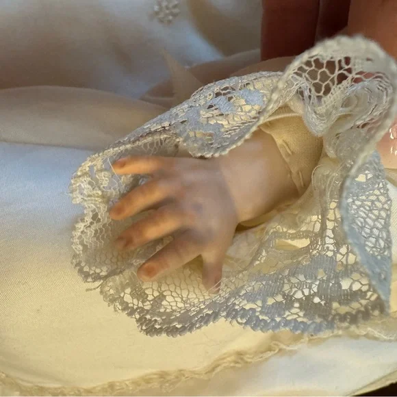 Marie Shay Beautiful Christening Porcelain Doll Full Gown 2 Pillows Vintage - Picture 11 of 16